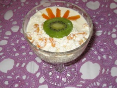 Cottage cheese with dried apricots and kiwi.