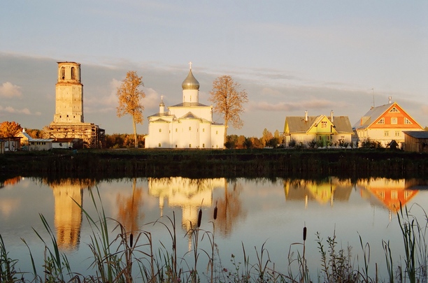 Собор Иоанно - Богослова с приделами и церковь Успенья в Крыпецком монастыре. Псковская область.