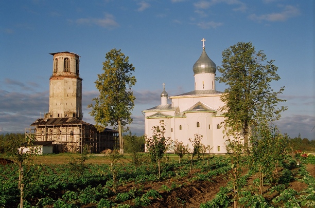 Собор Иоанно - Богослова, монастырский сад и церковь Успения в Крыпецком монастыре. Псковская область.