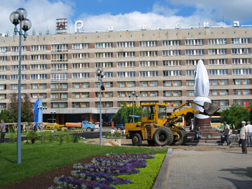 On 17 July 2003 monument statue of St.Olga by famous architect Zirab Tseretelie was erected in the park in front of the Rizhskaya hotel.