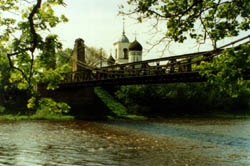  "Висячие мосты" и "Летний Остров" видна церковь Николы Чудотворца
