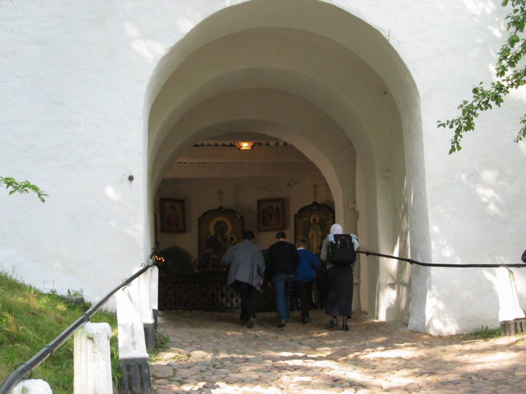 ворота под церковью николы ратного