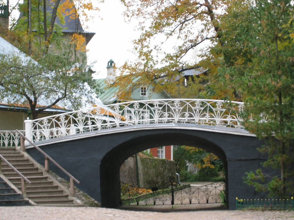мостик к дому Настоятеля монастыря