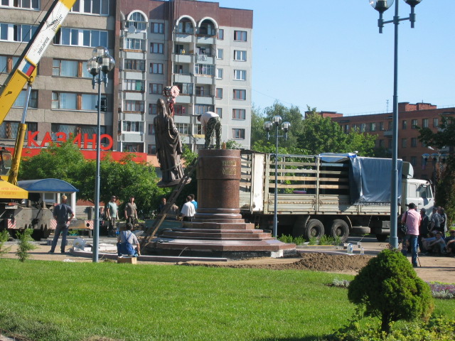 park in front of the Rizhskaya hotel.