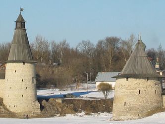 Башни Плоская и Высокая у слияния рек Псковы и Великой