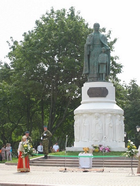 Псков. Памятник княгине Ольге на Октябрьской площади - рядом - Псковский Кремль