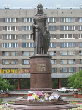 Памятник княгине Ольге у гостиницы Рижской во Пскове